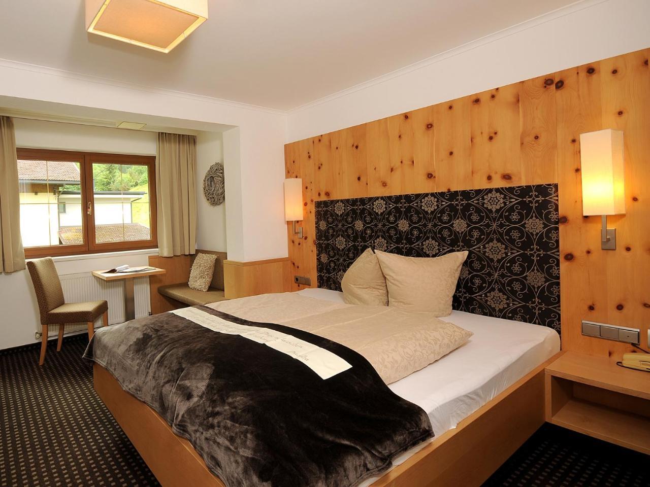 Hotel Burgschrofn Тукс Экстерьер фото